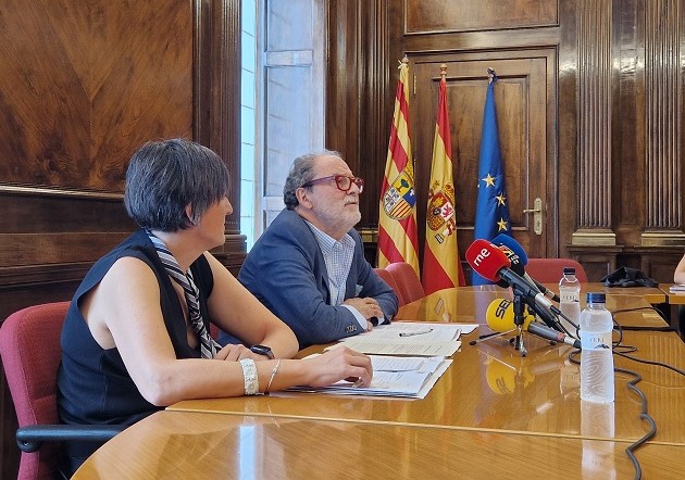 Responsables del CESA sentados en una mesa atendiendo a los medios