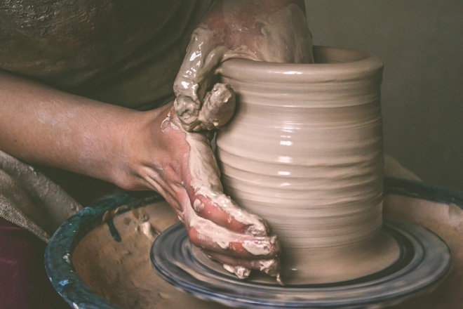 unas manos haciendo cerámica en un torno